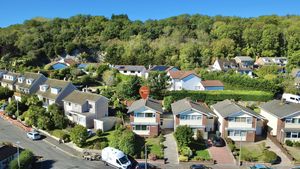 Aerial/Setting- click for photo gallery